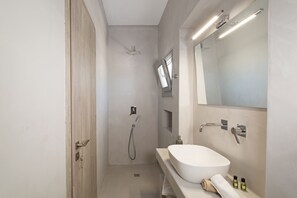 Combined shower/tub, hair dryer, towels, soap