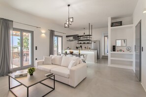 Smart-TV, Kamin, Bücher, Stereoanlage