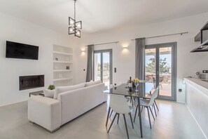 Smart-TV, Kamin, Bücher, Stereoanlage