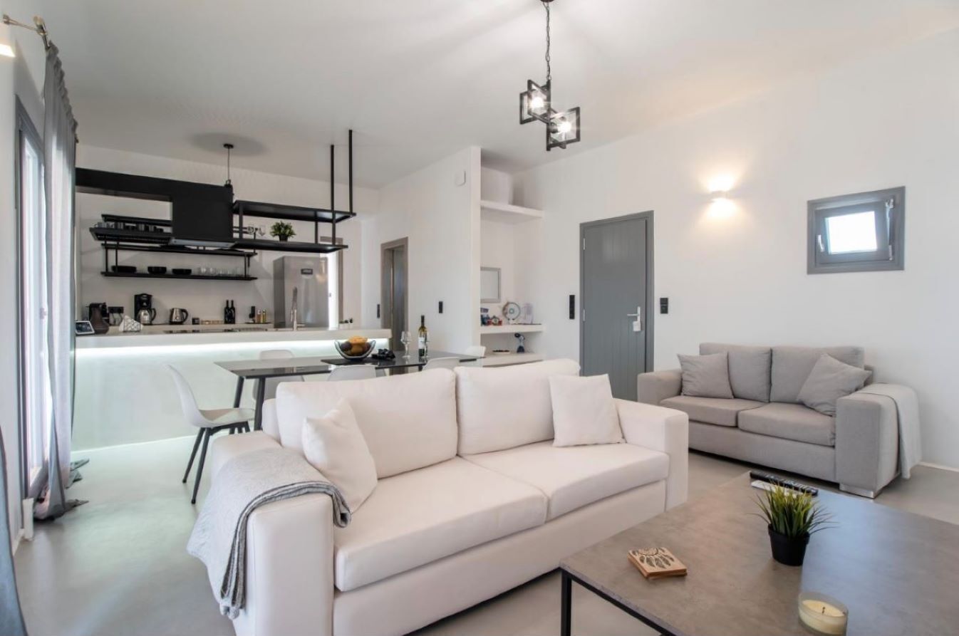 Smart TV, fireplace, books, stereo