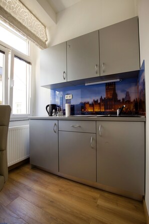 Classic-Studio (London) | Eigene Kochnische | Kühlschrank, Herdplatte, Wasserkocher mit Kaffee-/Teezubehör