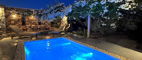 Piscine extérieure, chaises longues