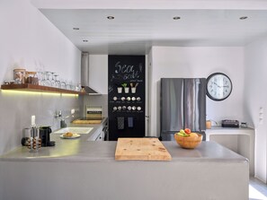 Een koelkast, een oven, een vaatwasser, een koffiezetapparaat/waterkoker