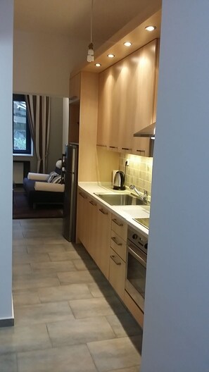 Jääkaappi, uuni, liesi, kahvin-/teenkeitin