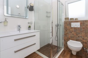 Comfort Apartment, Garden View (A2) | Bathroom | Shower, free toiletries, towels, soap - Apartments Bruno (Okrug)
