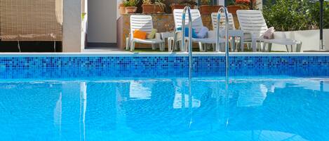 Piscine extérieure (ouverte en saison), parasols de plage