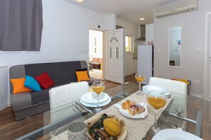 Family Apartment, Garden View (A5) | Living area - Apartments Bruno (Okrug)
