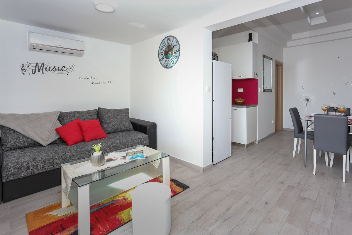 Familie appartement, uitzicht op zee (A3) | Woonruimte | Een lcd-televisie