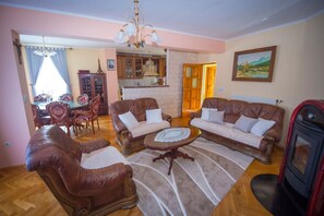 Sistema de insonorización, tabla de planchar con plancha, wifi gratis