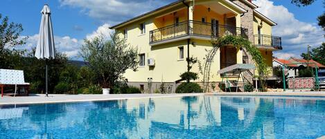 Villa Luxe, plusieurs lits | Façade de l’hébergement