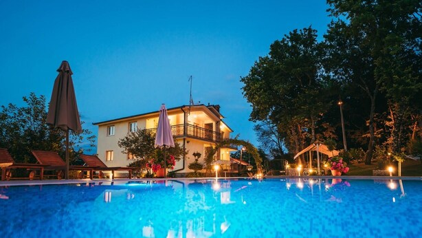 Une piscine avec un bâtiment en arrière-plan.