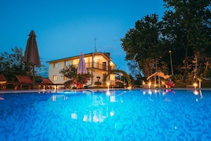 Luxury Villa, Multiple Beds | Soundproofing, iron/ironing board, free WiFi