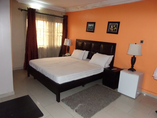 ผ้าม่านกันแสง, เตารีด/โต๊ะรีดผ้า, Wi-Fi ฟรี, ผ้าปูที่นอน