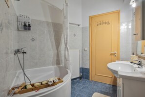 Bañera con ducha, secador de pelo, toallas, jabón