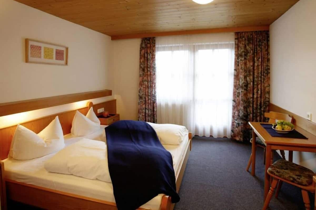 Soundproofing, free WiFi, bed sheets