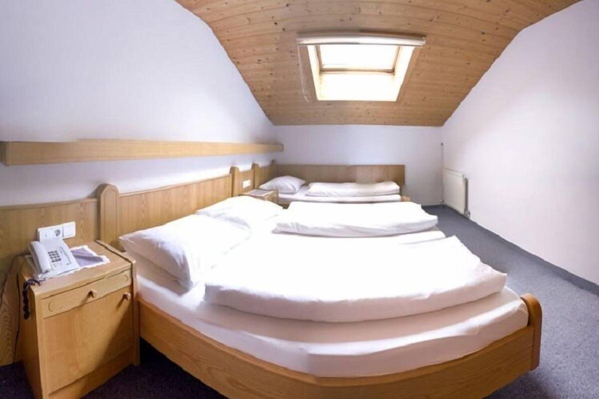 Soundproofing, free WiFi, bed sheets