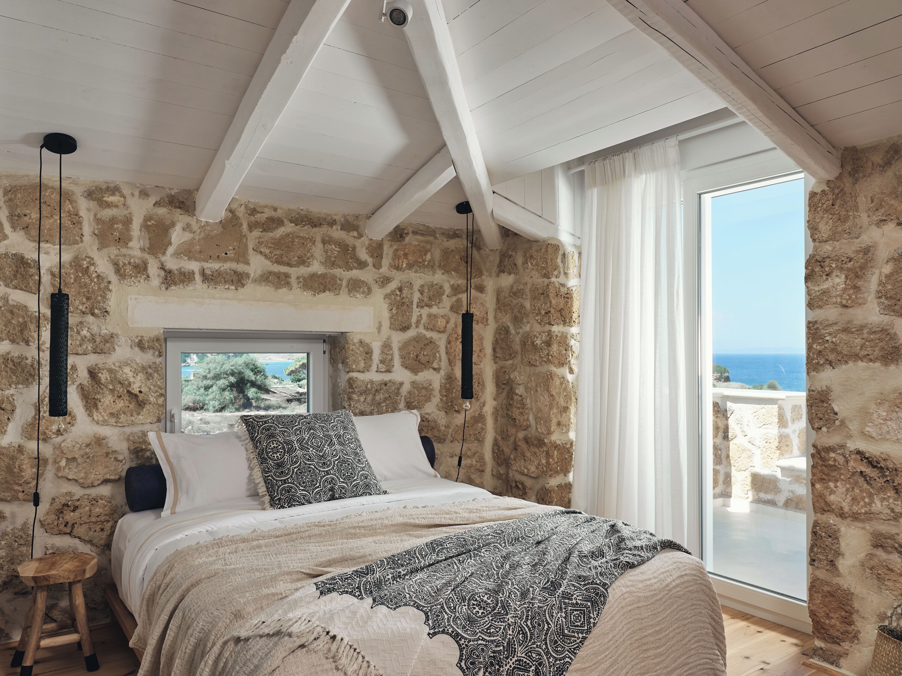 4 chambres, coffres-forts dans les chambres, bureau