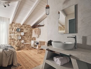 4 bedrooms, in-room safe, desk, soundproofing