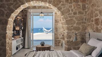 4 bedrooms, in-room safe, desk, soundproofing