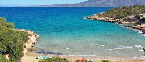 Sulla spiaggia, lettini da mare, teli da spiaggia