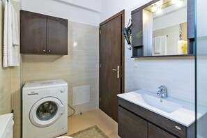 Shower, hair dryer, towels, shampoo