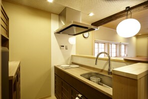 Een koelkast, een magnetron, een kookplaat, een waterkoker