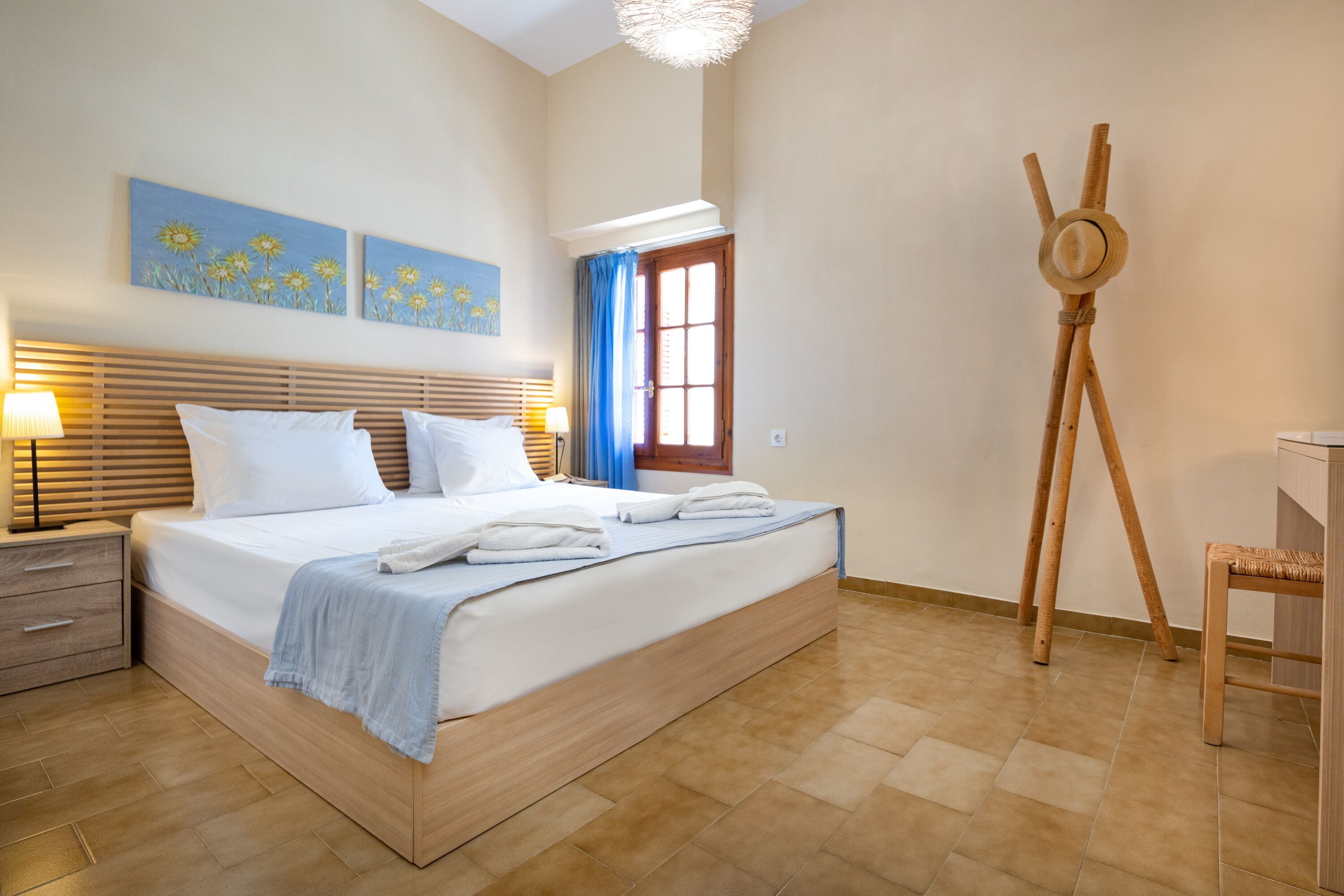 1 quarto, cofres nos quartos, ferros/tábuas de passar roupa