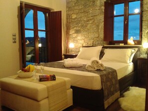 5 bedrooms, iron/ironing board, WiFi, bed sheets