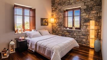 5 bedrooms, iron/ironing board, WiFi, bed sheets