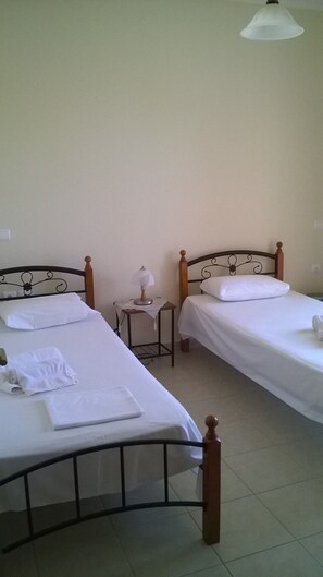 3 chambres, fer et planche à repasser, Wi-Fi, draps fournis