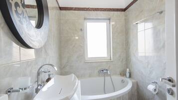 Duschwanne, Haartrockner, Bidet, Handtücher