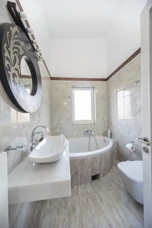 Combined shower/tub, hair dryer, bidet, towels - Andreas Villa seaview and pool ! (Δαράτσος Χανια)