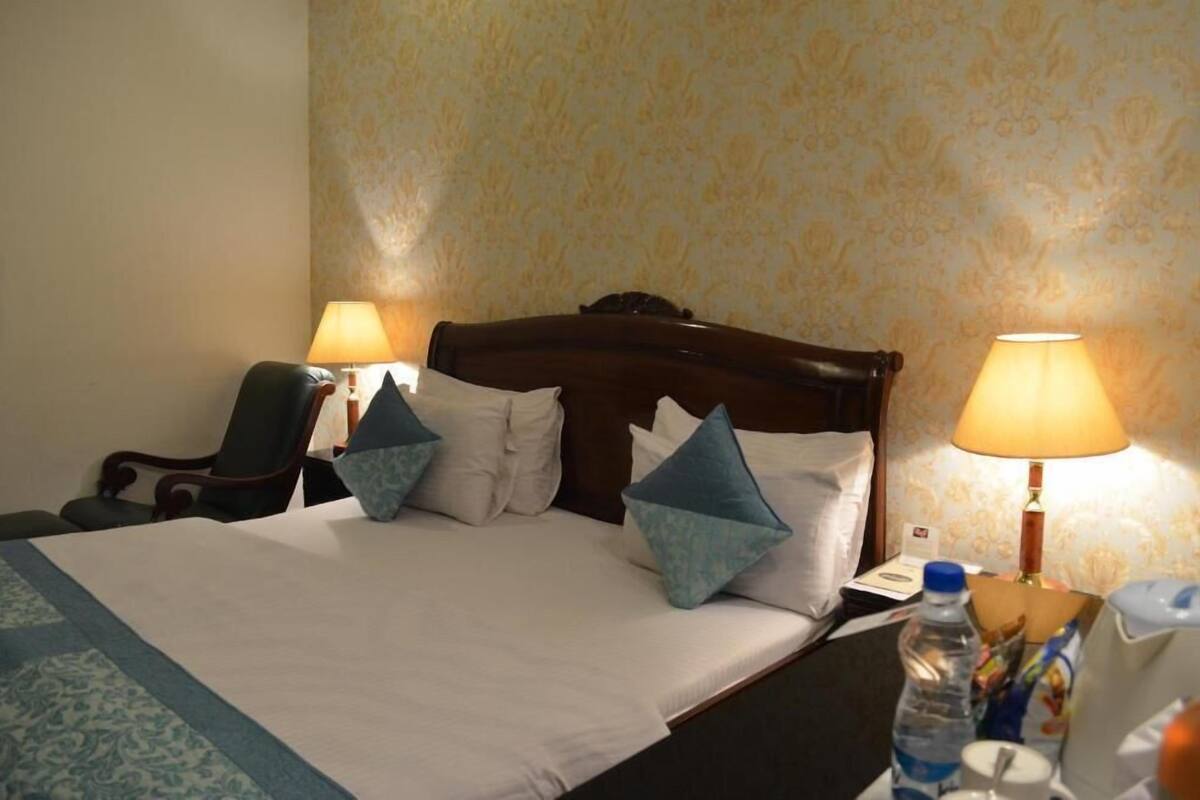 1 bedroom, desk, WiFi (free)
