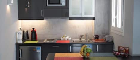 ثلاجة، ميكروويف، موقد طهي مسطح، ماكينة لصنع القهوة/الشاي