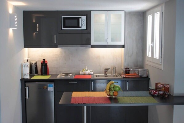 冷蔵庫、電子レンジ、コンロ、コーヒー / ティーメーカー