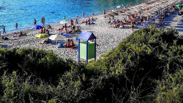 A beach with clear blue water, people sunbathing, and a rocky hillside with trees. - Malena Pool Villa  with stunning view in a quiet location. Free WIFI and jacuz (Γλώσσα)