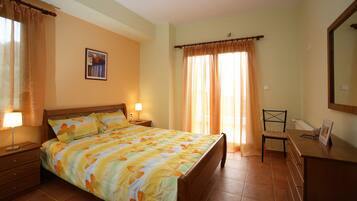 3 bedrooms, desk, iron/ironing board, travel crib