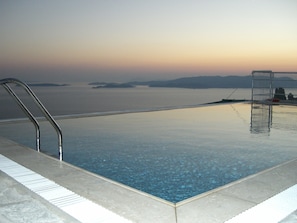 Una piscina al aire libre, una piscina infinita