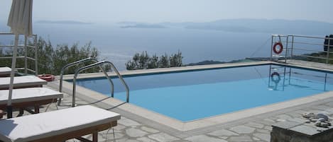Piscine extérieure, piscine à débordement