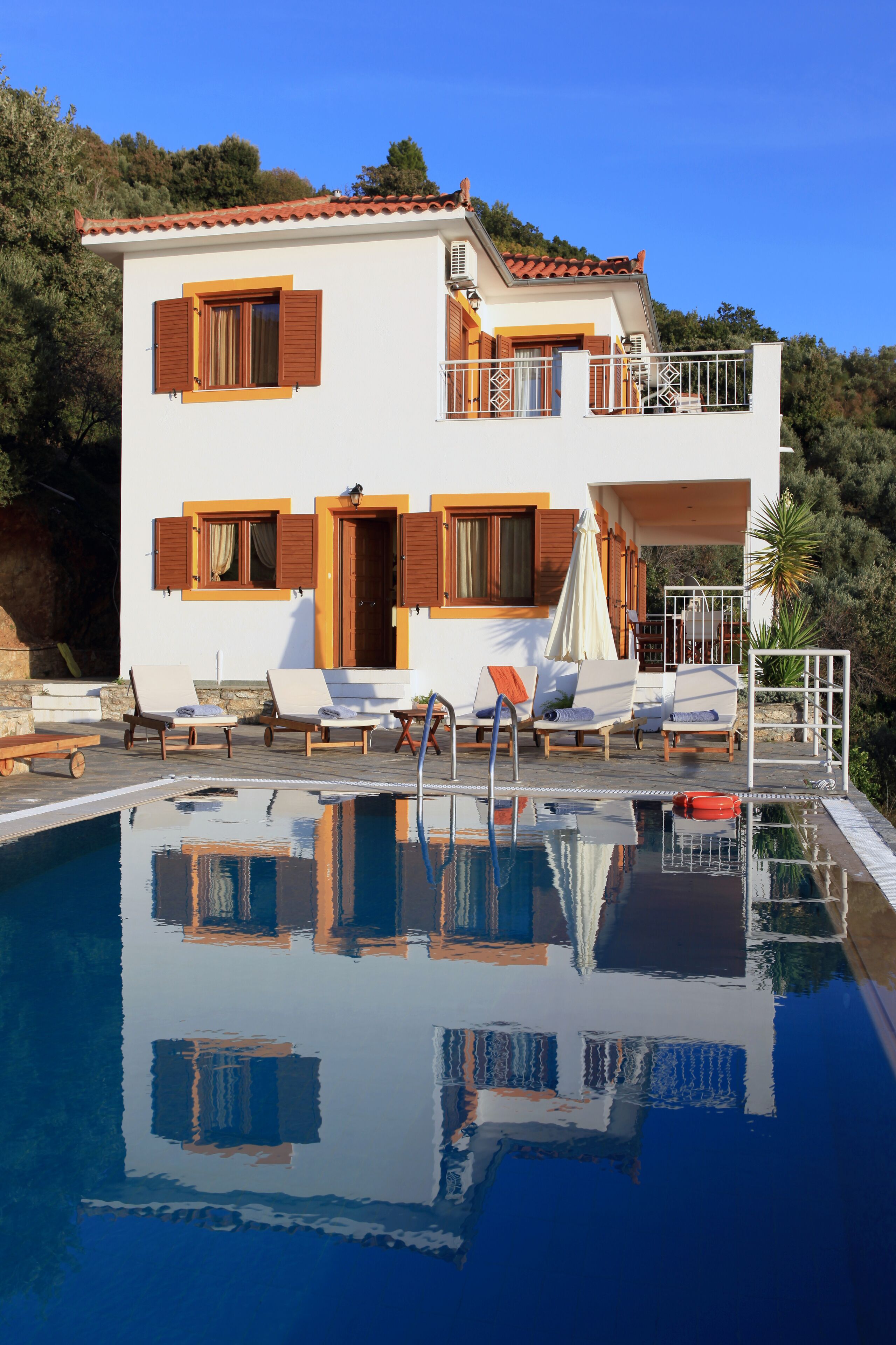 Outdoor pool, an infinity pool