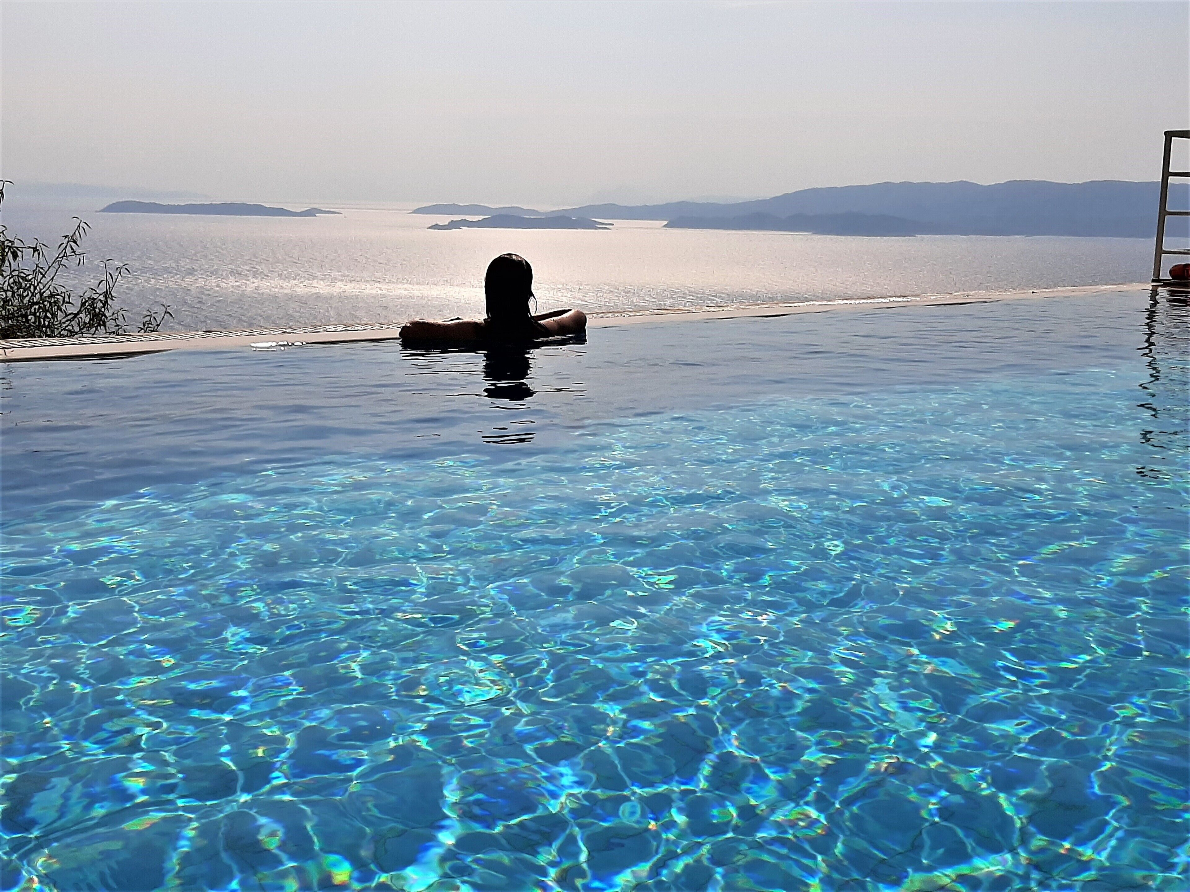 Alberca al aire libre y alberca infinita