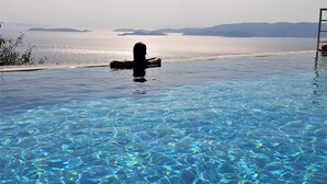 A clear pool with a view of the sea and mountains in the background. - Malena Pool Villa  with stunning view in a quiet location. Free WIFI and jacuz (Γλώσσα)