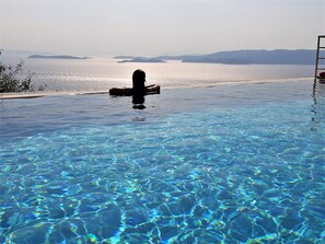 Piscina externa, piscina infinita