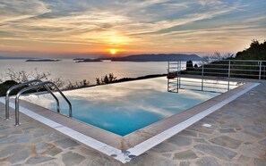 Una piscina al aire libre, una piscina infinita