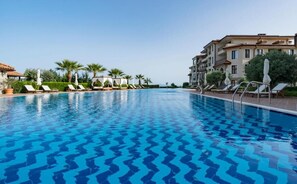 Una piscina al aire libre de temporada