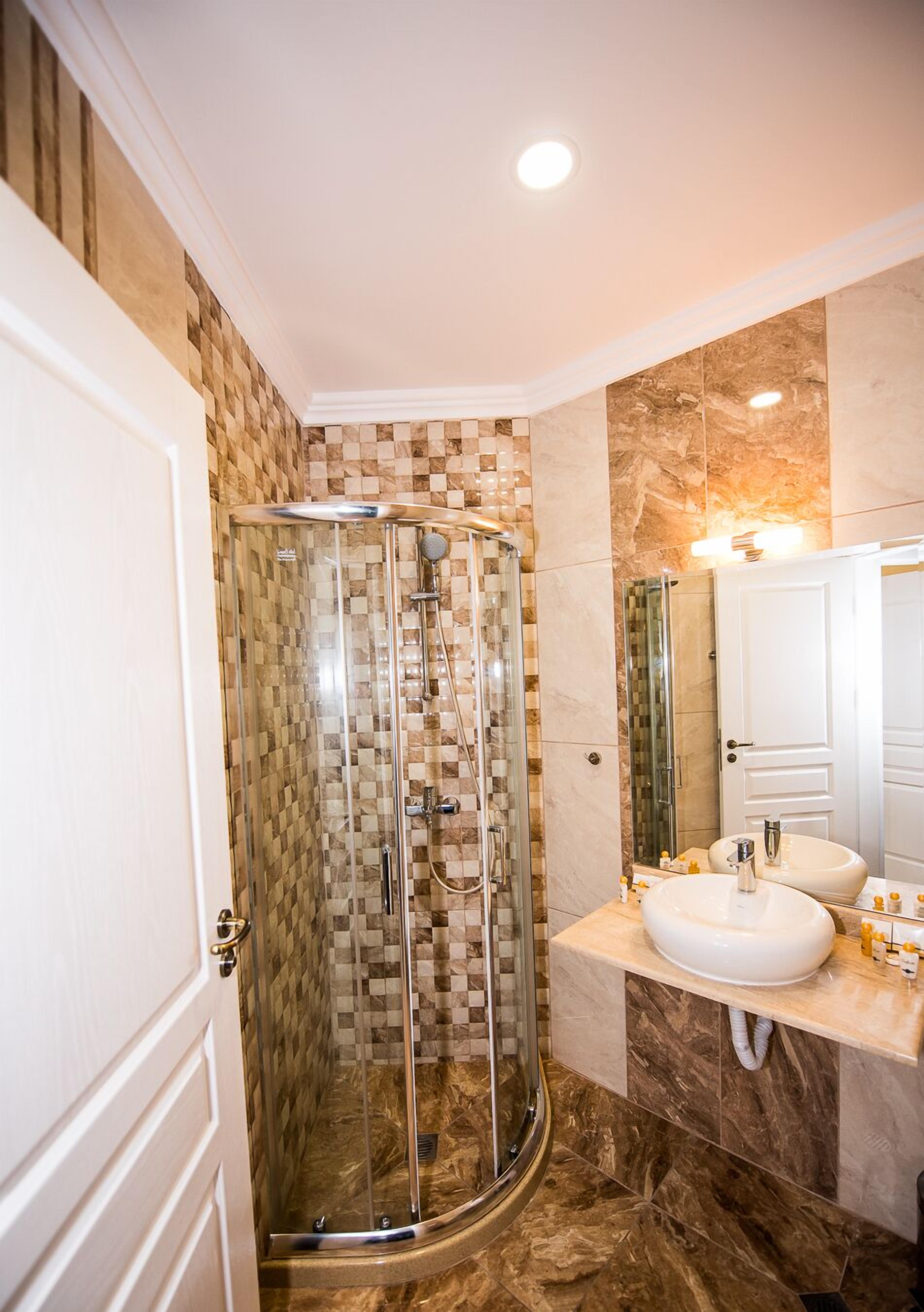 family apartment, 1 bedroom, balcony, partial sea view | bathroom | shower, free toiletries, hair dryer, towels