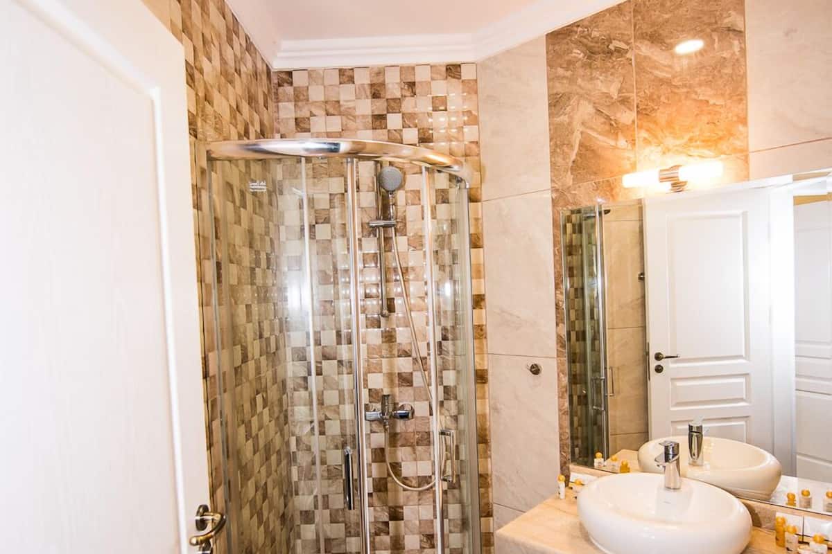 family apartment, 1 bedroom, balcony, partial sea view | bathroom | shower, free toiletries, hair dryer, towels