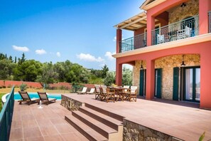Outdoor dining - PLEIADES LUXURY VILLA (Σβορωνάτα)