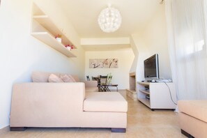 TV, fireplace, books - Villa Sunrise by the Sea (Κιοτάρι)