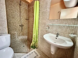 Shower, towels, soap, toilet paper - MENADA * RAINBOW 3 - Spacious Apartment for 4 adults (Слънчев бряг)